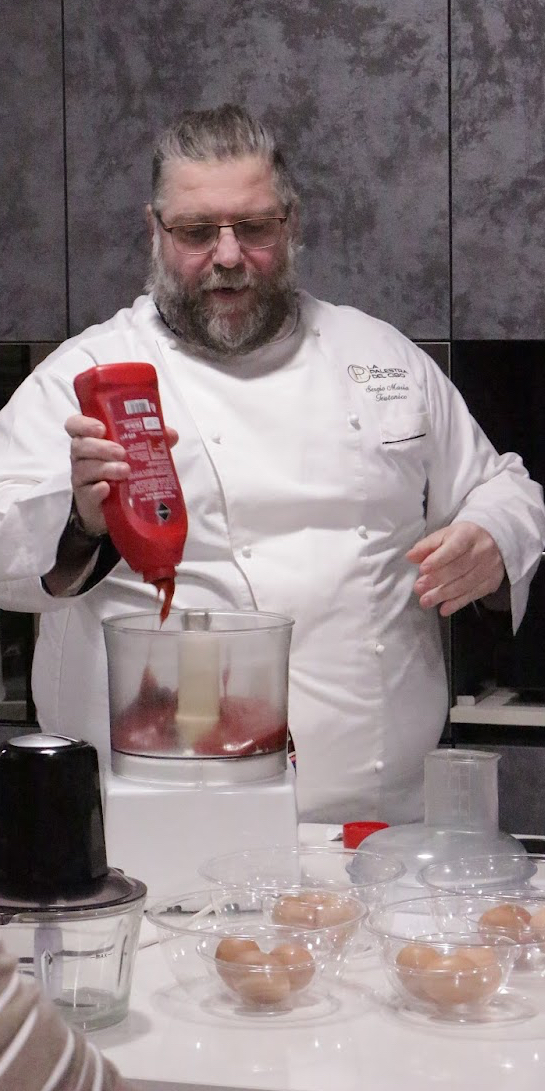 La chef al lavoro presso la palestra del cibo di Torino.