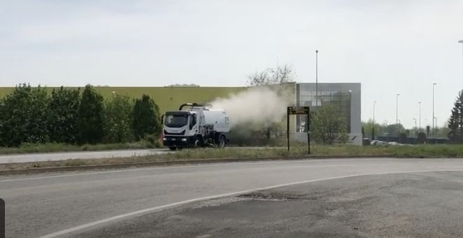 una spazzatrice al lavoro alza una nuvola di polvere certamente non salubre. Forse sarebbe meglio lasciarla sulla strada.